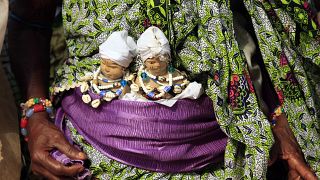 Los muñecos de vudú se ven envueltos en un vestido de mujer, durante el Festival de Vudú en Ouidah, Benín (Archivo).