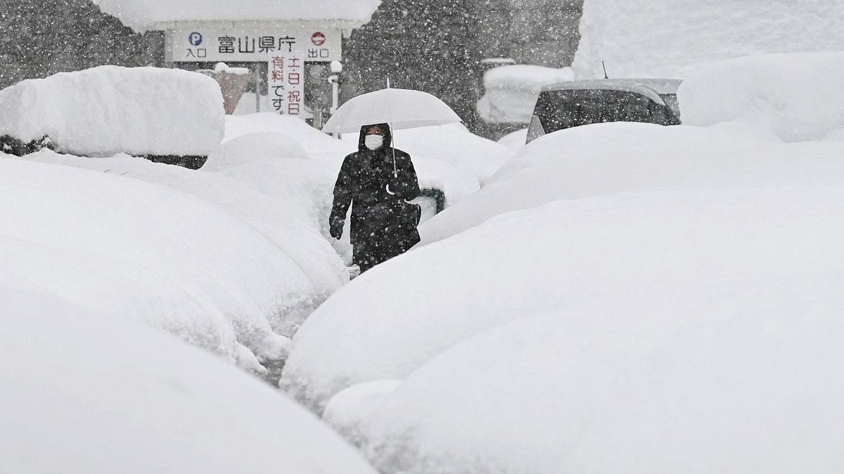 Japonya'da aşırı kardan dolayı binden fazla araç yollarda mahsur kaldı