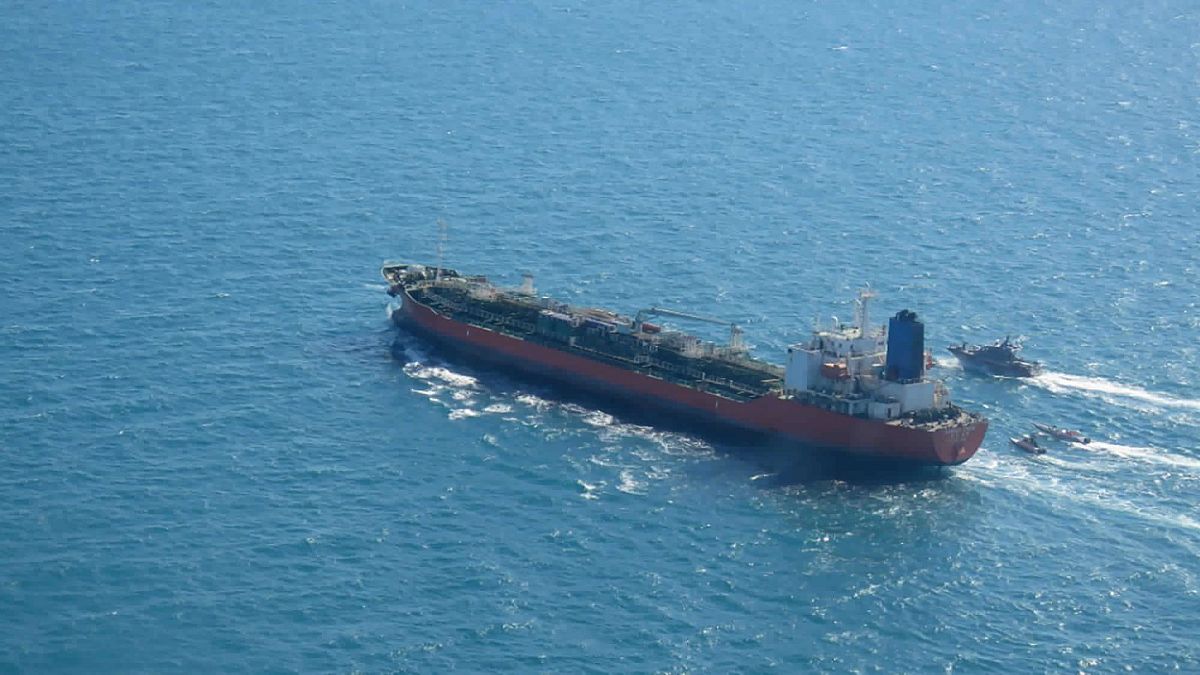 ناقلة النفط التي ترفع علم كوريا الجنوبية وترافقها البحرية الإيرانية التابعة للحرس الثوري