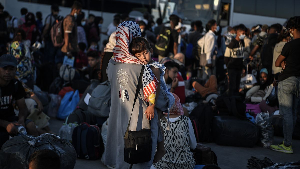  لاجئون في ميناء لافريو، 70 كيلومتراً جنوب شرق أثينا، قبل نقلهم إلى مخيمات في اليونان