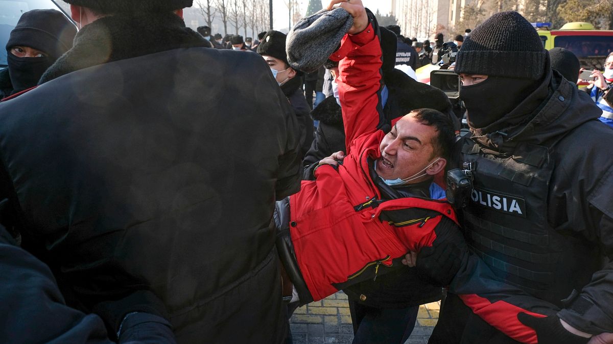 Полиция задерживает протестующих в Алматы.