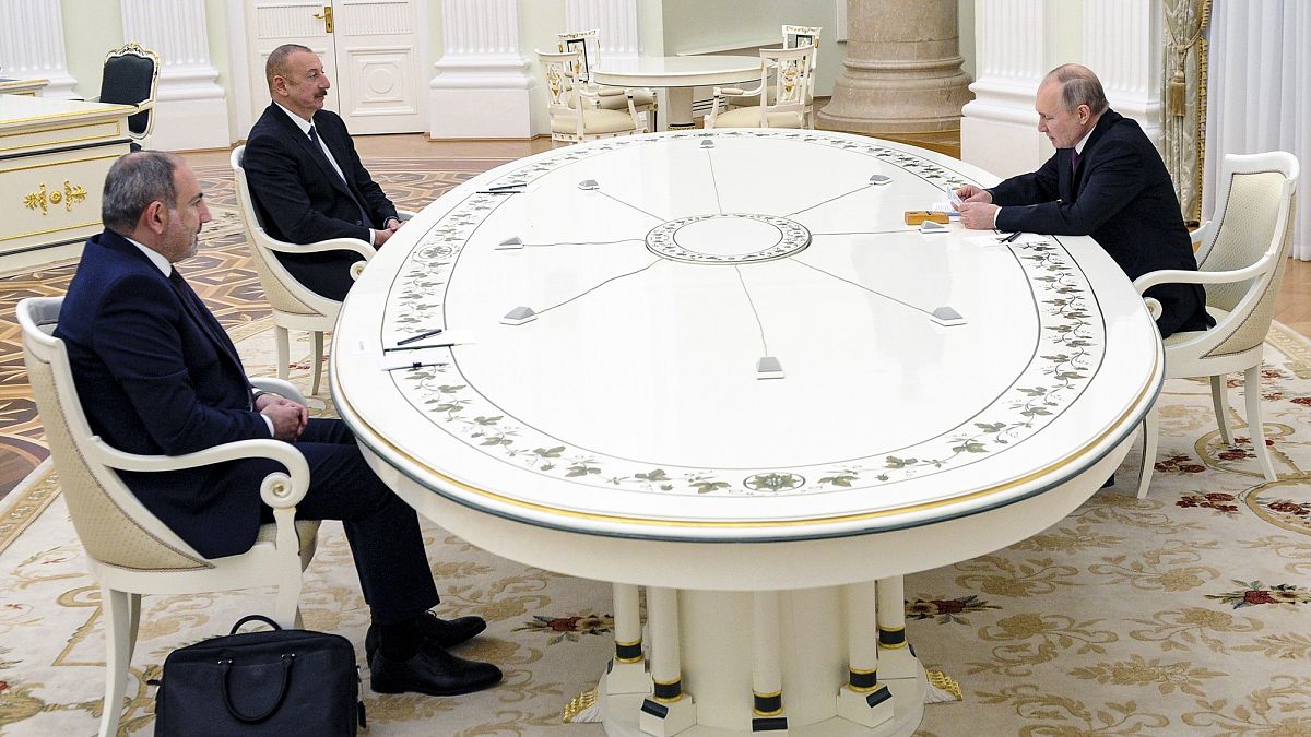 El presidente ruso, Vladímir Putin, habla con su homólogo azerbaiyano, Ilham Alíev, y con el primer ministro armenio, Nikol Pashinián