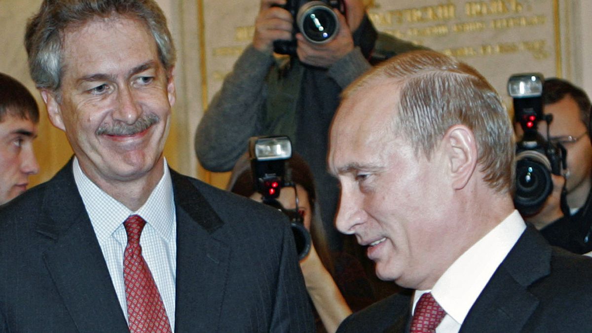 Владимир Путин и экс-посол США Уильям Бернс на встрече президента с дипломатами в Москве, 2007 год.