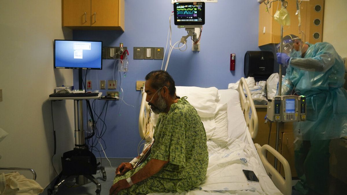 Covid-19-Patient bei der Physiotherapie im St. Joseph Krankenhaus in Orange, Kalifornien, 7.1.2021