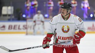 Archives : le président Alexandre Loukachenko lors d'un match amical de hockey, à Minsk (Bélarus), le 04/04/2020.