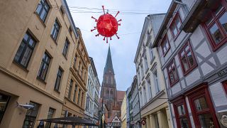 Самодельный фонарик в виде коронавируса в городе Шверин на севере Германии