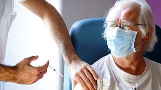 Idős nőt oltanak be koronavírus elleni vakcinával