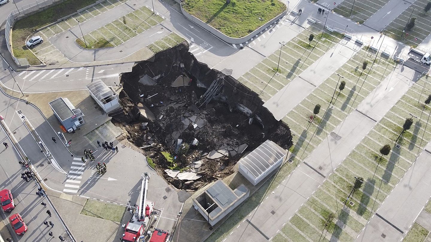 Las escalofriantes imágenes aéreas del hundimiento de tierra en un hospital  de Nápoles | Euronews