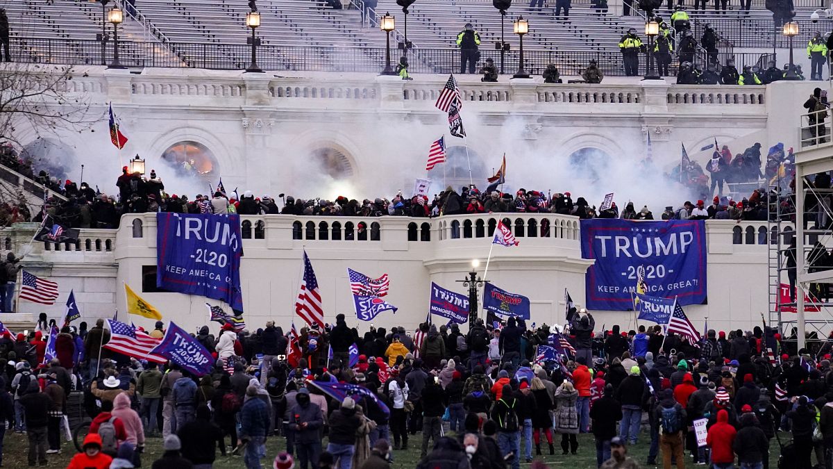 Des manifestants violents, fidèles au président Donald Trump, prennent d'assaut le Capitole, le mercredi 6 janvier 2021, à Washington DC.