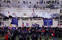 Des manifestants violents, fidèles au président Donald Trump, prennent d'assaut le Capitole, le mercredi 6 janvier 2021, à Washington DC.
