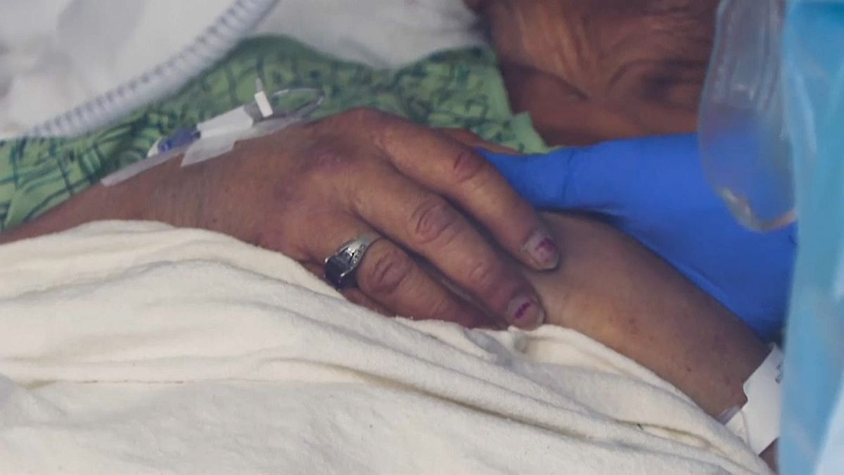 Una enfermera da la mano a una enferma en el hospital St.Joseph, Orange, California