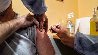 Une personne recevant une dose de vaccin contre le Covid-19 dans un centre de vaccination à Nice, dans le sud de la France, le 11 janvier 2021