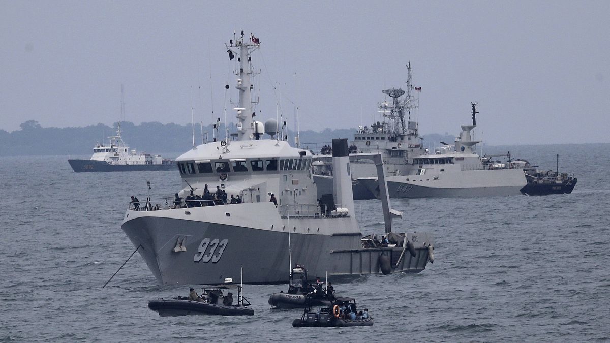 البحرية الإندونيسية توتصل البحث عن حطام الطائرة التي تحطمت في بحر جاوة قرب جاكارتا. 2021/01/11