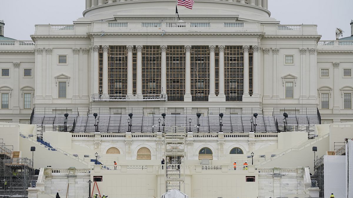 استعدادات جارية لحفل تنصيب الرئيس المنتخب جو بايدن أمام مبنى الكونغرس في واشنطن بعد مهاجمة أنصار ترامب المبنى. 2021/01/08