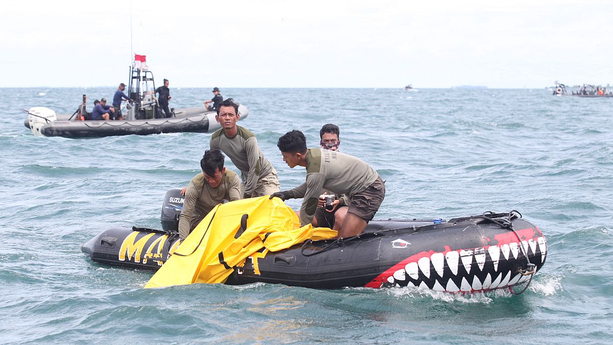 Endonezya’da düşen yolcu uçağının karakutusu denizden çıkarıldı