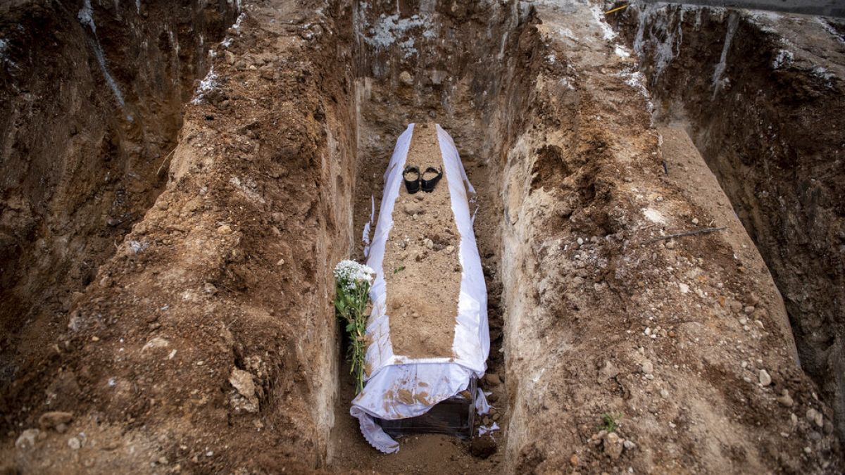 Un cercueil dans une tombe réservée aux victimes du Covid-19 à Thessalonique, en Grèce