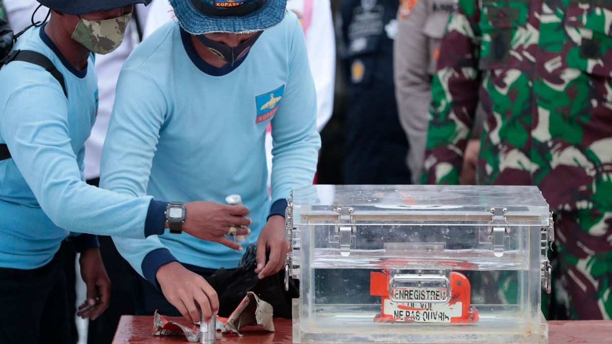 غواصان یکی از جعبه‌های سیاه هواپیمای بوئینگی که در آب‌های اندونزی سقوط کرده بود را پیدا کردند