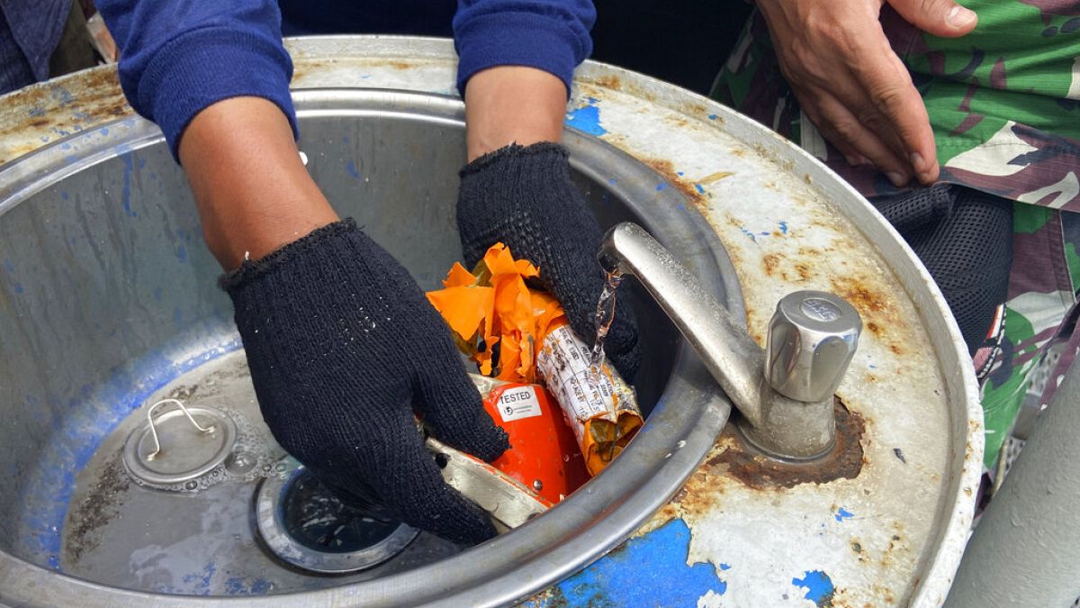 Индонезийские водолазы доставили на сушу "черный ящик"