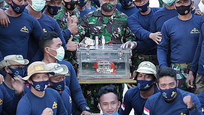 Ινδονησία: Βρήκαν το ένα από τα δύο μαύρα κουτιά του αεροσκάφους που συνετρίβη 