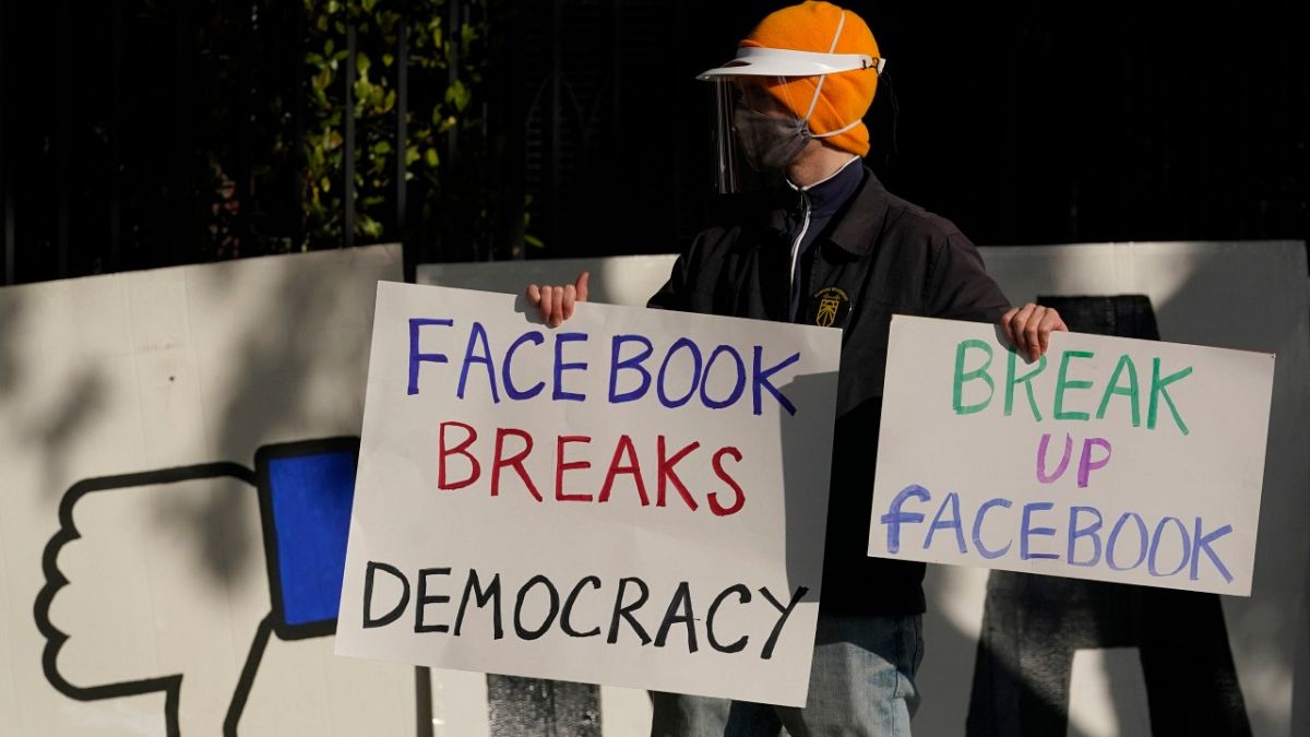 لافتة ضد سياسات فيسبوك
