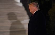 Trump entre o muro do México e o cerco a Pence