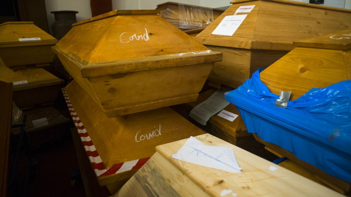 Särge von Corona-Toten im Krematorium in Meißen in Sachsen