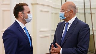 Ο υπουργός Εξωτερικών της Ελλάδας Νίκος Δένδιας συνομιλεί με τον υπουργό Εξωτερικών της Βόρειας Μακεδονίας Μπουγιάρ Οσμάνι
