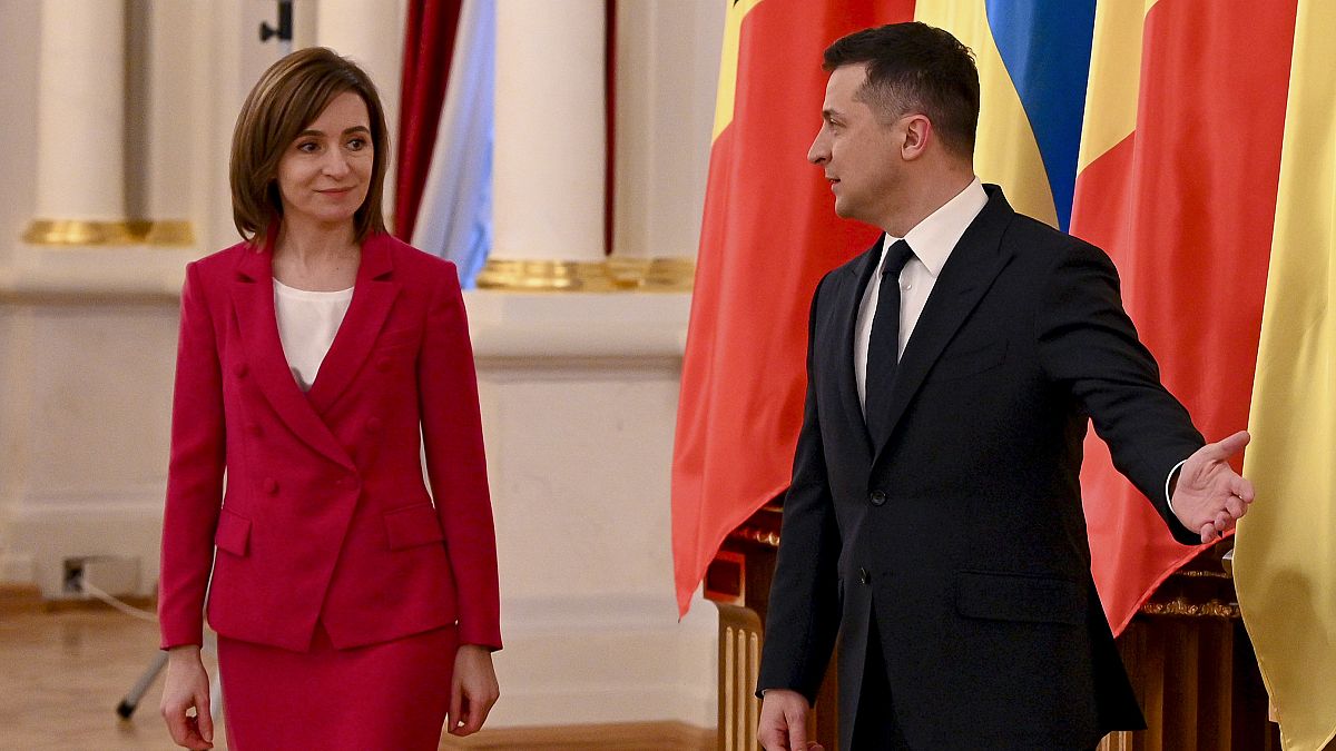 Украина и Молдавия будут стремиться к полноправному членству в ЕС, заявили президенты Владимир Зеленский и Майя Санду. 
