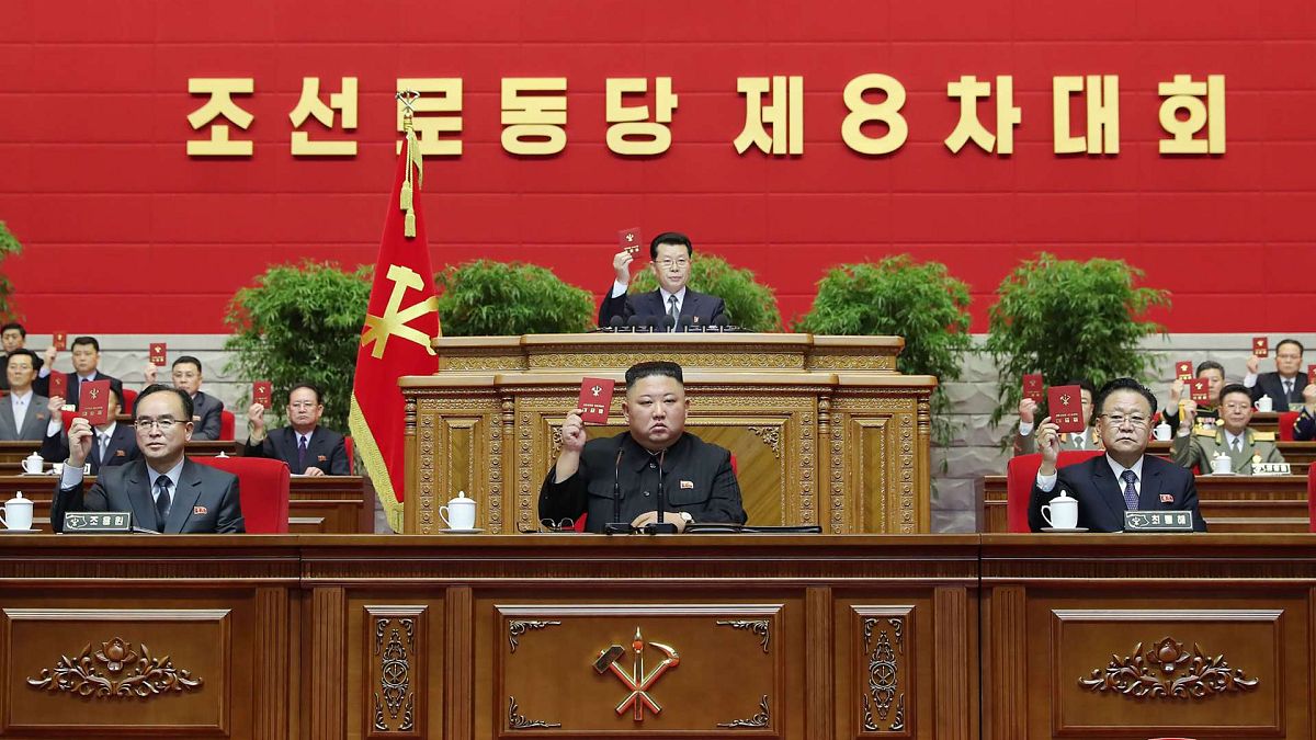 الزعيم الكوري الشمالي كيم جونغ أون (وسط) ومسؤولين آخرين خلال اليوم الأخير من المؤتمر الثامن لحزب العمال الكوري، 12 يناير 2021