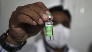 Vakcinát mutat egy egészségügyi dolgozó egy indiai kórházban