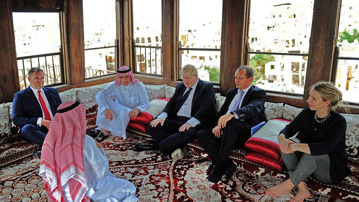 وزير الخارجية السعودي عادل الجبير يجلس مع بوريس جونسون حين كان وزيرا للخارجية، في بيت نصيف في الحي التاريخي في جدة، 25 يناير 2018