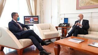 Ο Ιταλός υπουργός Εξωτερικών Λουίτζι ντι Μάγιο (Α) συνομιλεί με τον Έλληνα υπουργό Εξωτερικών Νίκο Δένδια (Δ), κατά τη διάρκεια της συνάντησής τους, στη Ρώμη,