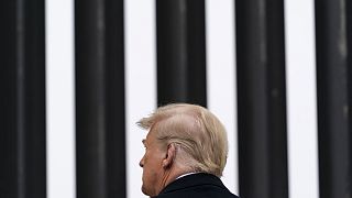 Donald Trump davanti al famigerato muro al confine col Messico, una delle grandi promesse della sua campagna elettorale. Siamo ad Alamo, Texas