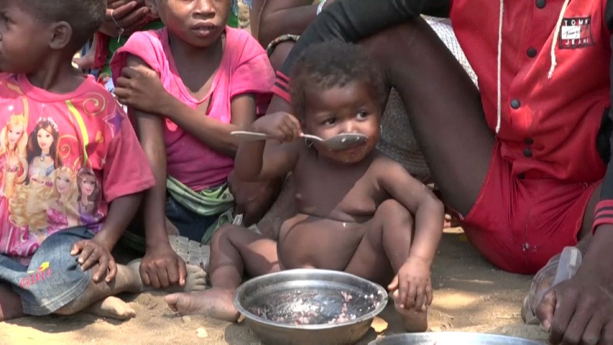 Un enfant malgache devant une assiette vide