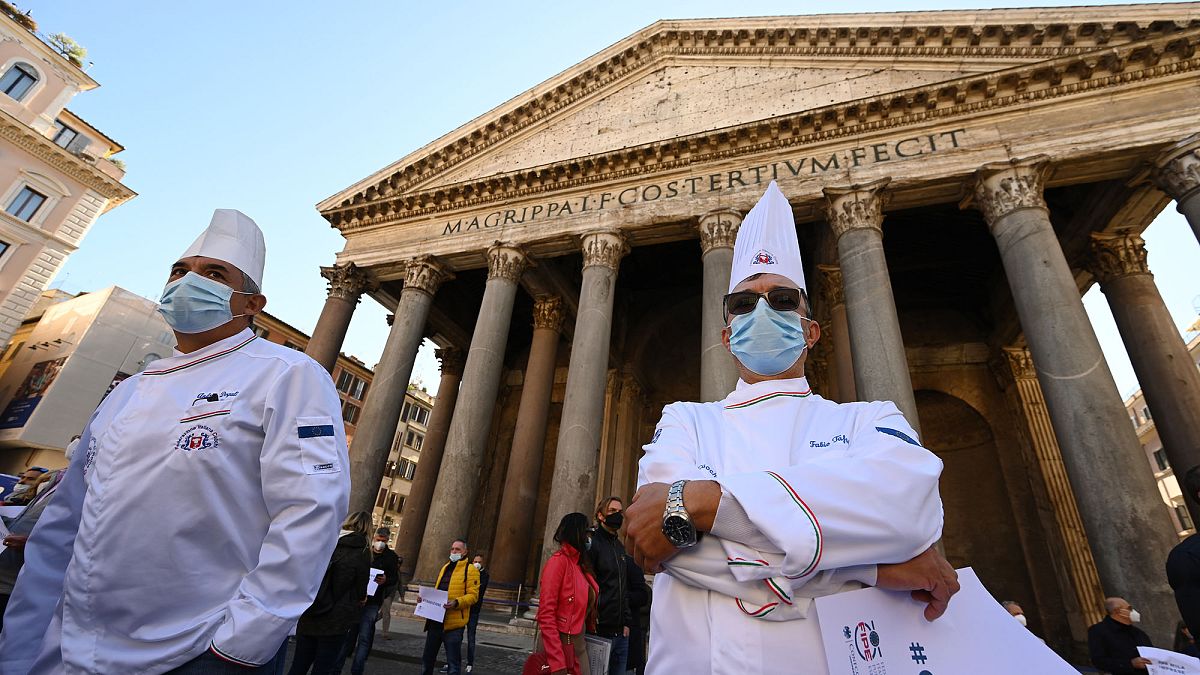 İtalya'da binlerce restoran sahibi, Covid-19 önlemlerine karşı sivil itaatsizlik hareketi başlatarak cuma günü kepenk açmaya hazırlanıyor.
