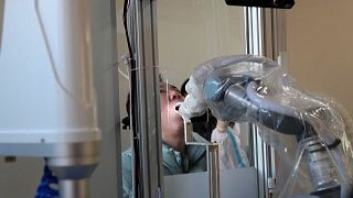 شاهد: روبوت يأخذ مسحات من الحلق للكشف عن المصابين بوباء كورونا في الصين