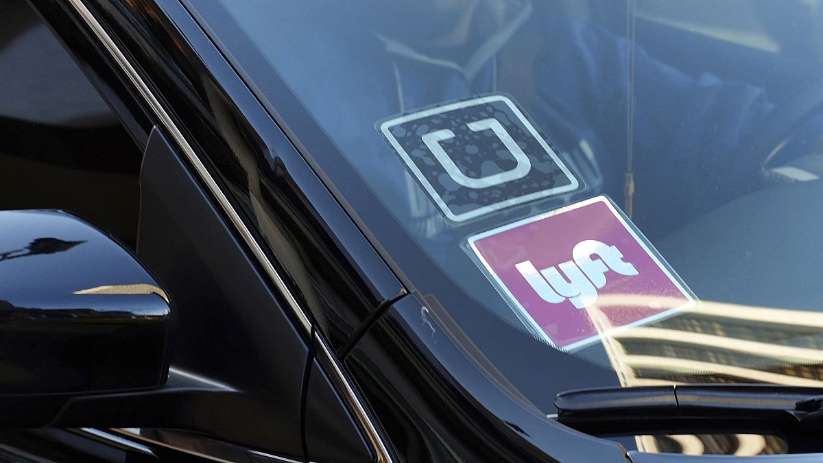 Kaliforniya'da Uber ve Lyft ile taksi hizmeti veren bir araç