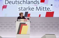 أنجيلا ميركل تلقي خطابًا خلال مؤتمر حزب الاتحاد الديمقراطي المسيحي المحافظ في لايبزيغ، شرق ألمانيا.