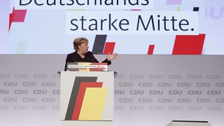 أنجيلا ميركل تلقي خطابًا خلال مؤتمر حزب الاتحاد الديمقراطي المسيحي المحافظ في لايبزيغ، شرق ألمانيا. 
