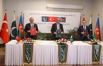 Dışişleri Bakanı Mevlüt Çavuşoğlu, Pakistan Dışişleri Bakanı Şah Mahmud Kureyşi (ortada) ve Azerbaycan Dışişleri Bakanı Ceyhun Bayramov