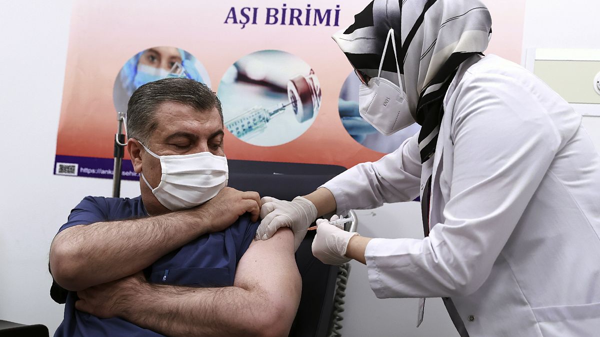 فخر الدين قوجة، وزير الصحة التركي يتلقى الجرعة الأولى من اللقاح في أنقرة.