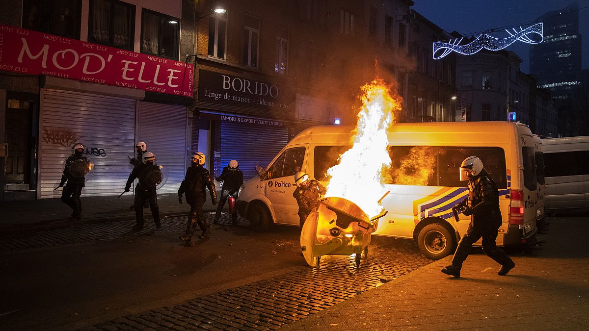 Apedrean el coche del Rey de Bélgica durante una protesta contra la brutalidad policial