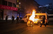 Belçika'da siyahi gencin gözaltında ölmesini protesto eden eylemciler karakolu ateşe verdi