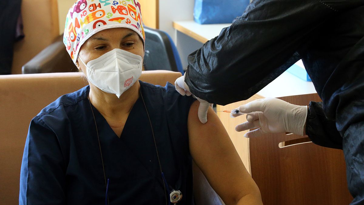 Türkiye'ye Çin'den getirilen CoronaVac aşısının ilk dozları perşembe günü sağlık çalışanlarına uygulanmaya başlandı.