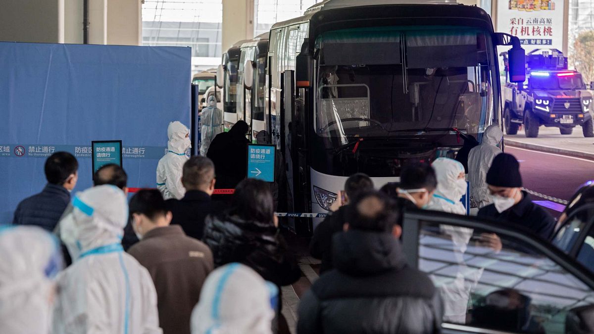 أعضاء فريق منظمة الصحة العالمية الذين يحققون في أصول جائحة كوفيد-19 يصلون إلى مدينة ووهان، الصين، 14 يناير 2021
