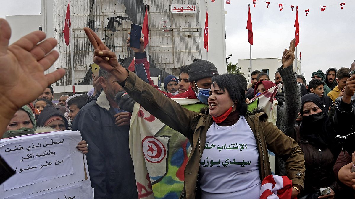 االذكرى العاشرة لإحراق البوعزيزي نفسه مما أثار موجة من الاحتجاجات في جميع أنحاء الدولة الواقعة في شمال إفريقيا والتي بلغت ذروتها برحيل الرئيس