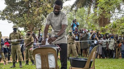 شاهد: الأوغنديون يُصوّتون في اقتراع رئاسي متوتر وسط إجراءات أمنية مشددة
