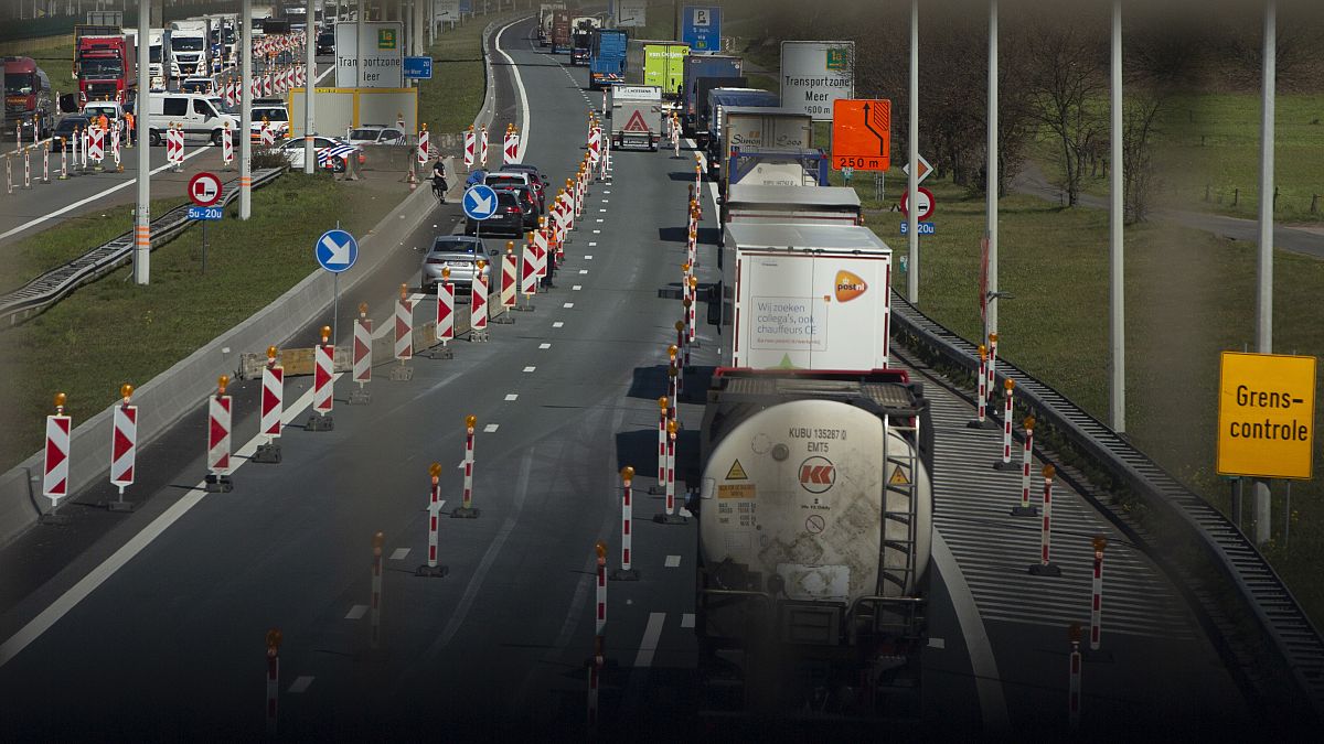 رجال أمن يفحصون مركبات عند الحدود البلجيكية-الهولندية، 6 أبريل 2020  