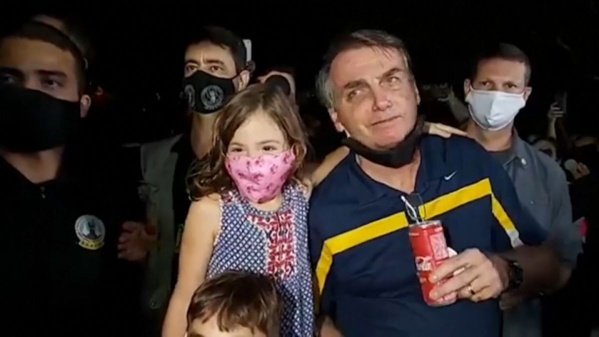 Jair Bolsonaro prend un bain de foule sans masque 