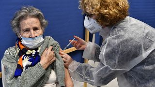 Une infermière injectant une donne de vaccin dans un centre de vaccinantion de Quimper, en France, le 20 janvier 2021 Une infermière injectant une donne de vaccin dans un centre de vaccinantion de Quimper, en France, le 20 janvier 2021